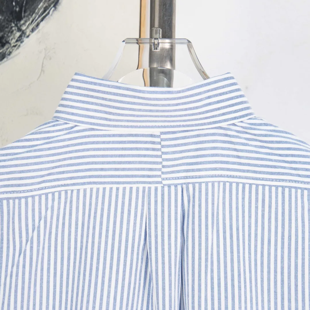 P250 zp version [Exclusive supply] Ralph Lauren/Ralph Lauren classic colorful small label striped casual shirt 1️⃣Made of high-quality classic striped fabric, the upper body is soft and comfortable, extremely delicate, has a solid, smooth and soft hand feel, and the fabric does not wrinkle, and the hand feel is invincible. The details are handled perfectly! 2️⃣Adopting the washing process, the workmanship details are perfectly controlled. They are all hemmed with vest technology, and the insides of the sleeves are also used. Different from the four-needle and five-thread workmanship, the collars are also all designed with interlining, showing high-end fashion and individuality, and the style is fashionable, simple and elegant! 3️⃣It is very youthful and energetic, and can be easily worn by both men and women. It is very in line with the fashion aesthetic concepts of today's young people!  Color: Striped Blue Size: S M L XL Number: SG10488